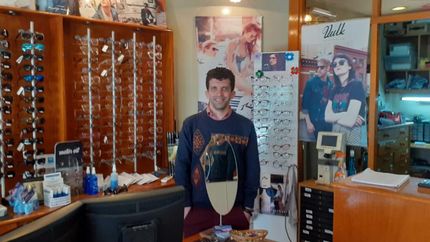 Carlos es la tercera generación a cargo de la óptica.