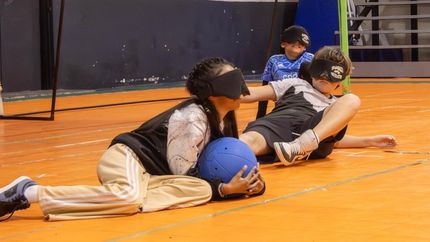 El goalball es un deporte adaptado para personas con discapacidad visual.