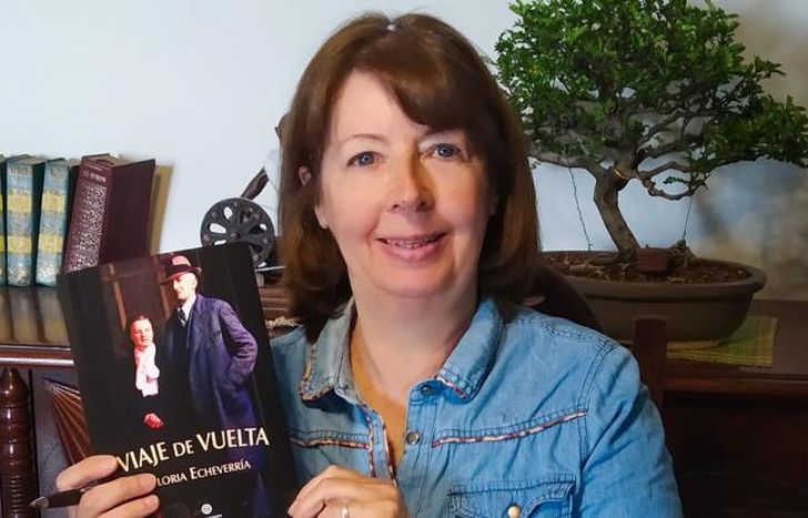 La autora con su primer libro autogestivo.