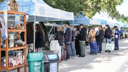 En la Plaza Libertad de Lomas venderán lácteos, pastas, frutas y verduras. En la Plaza Libertad de Lomas venderán lácteos, pastas, frutas y verduras.