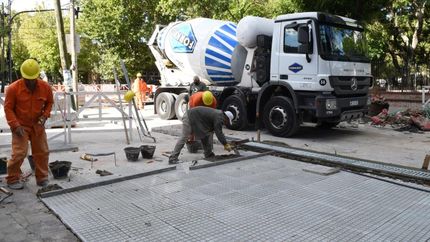 Las cuadrillas están terminando de colocar las baldosas. Las cuadrillas están terminando de colocar las baldosas.