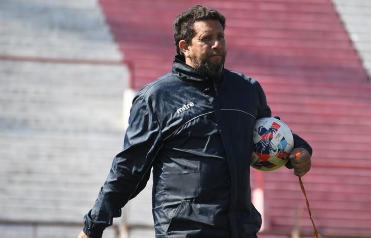 El Búfalo tiene la pelota. Y él decid quién juega.