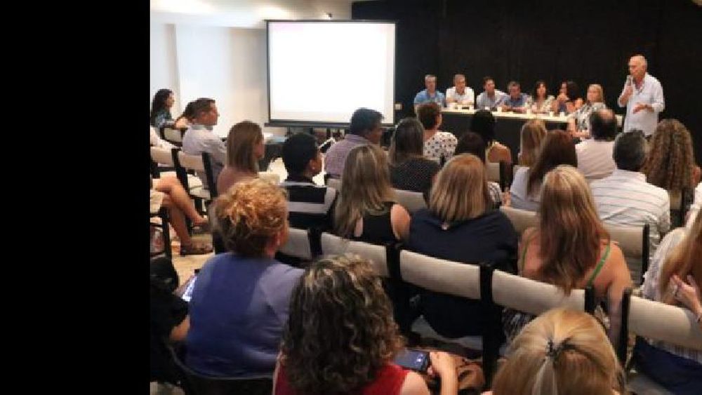 La reunión junto al intendente.