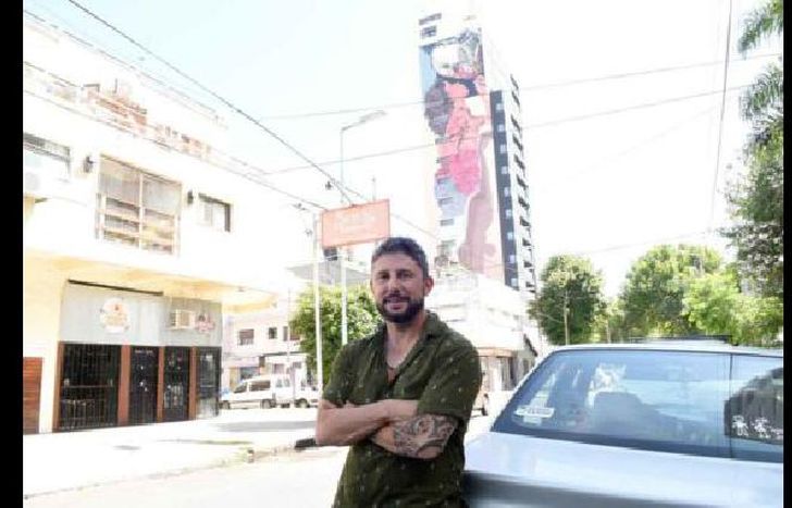 Ron terminó el mes pasado un mural en Banfield.