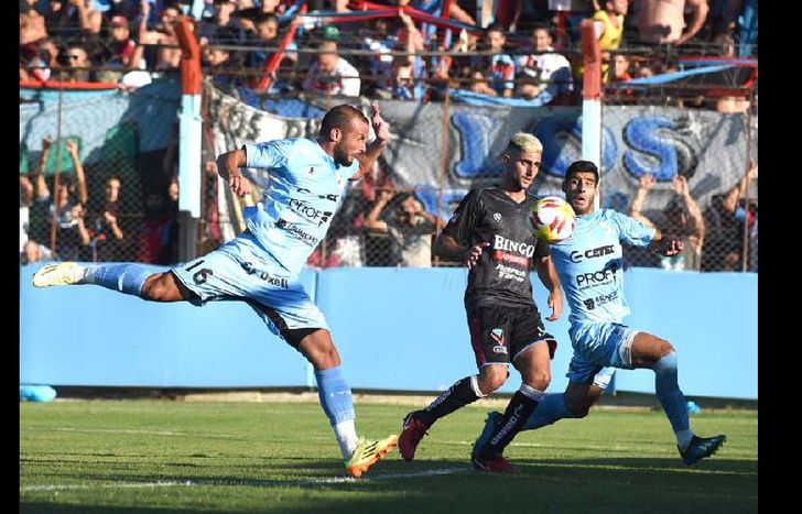 Lucas Campana, entre Mauro Guevgeozián y Tobías Albarracín, en busca de llevar peligro al arco Gasolero.