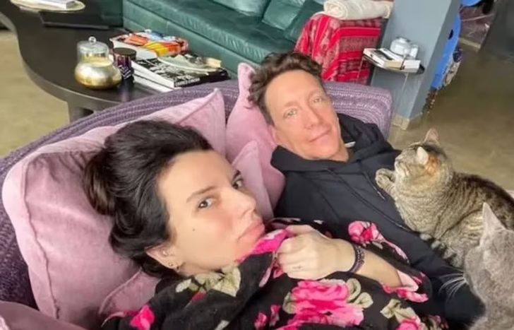 Gimena Accardi y Nico Vázquez, con sus gatos.&nbsp;