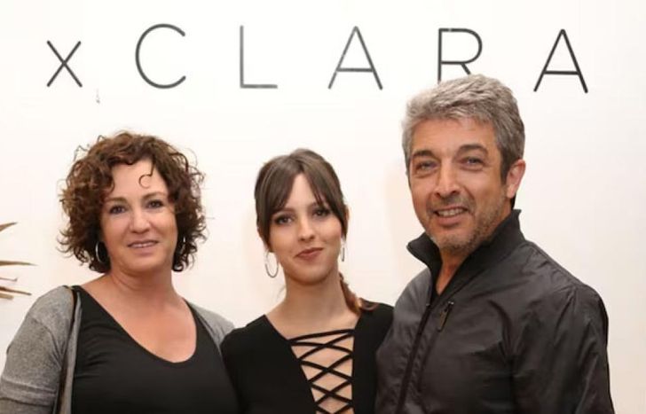 Clara Darín, con sus papás.
