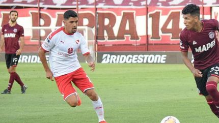 Aguirre trepa por su lateral ante la marca de Benavídez.