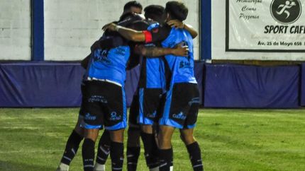 Abrazos para el goleador Matías Sproat.