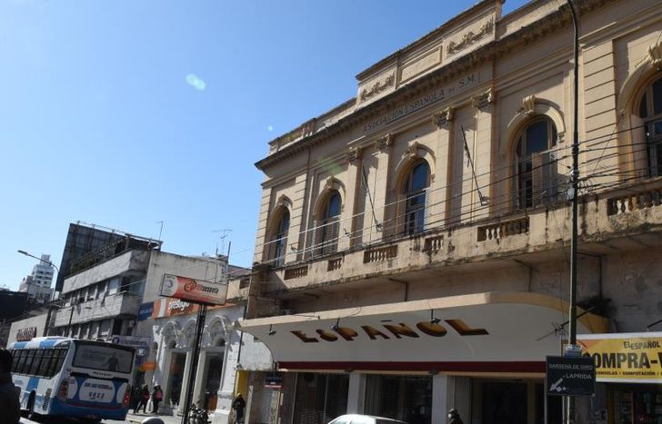 La herencia de los españoles en pleno centro de Lomas.