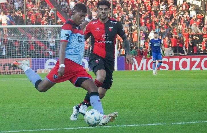 Aguirre, una de las figuras, despeja ante Toledo.