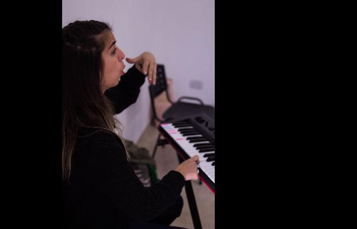 COMENZÓ A ESTUDIAR CANTO A LOS 12 AÑOS.