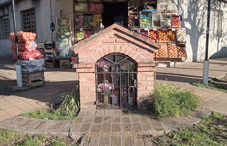 Está en la esquina de Fonrouge y Carlos Nicora, Lomas Este