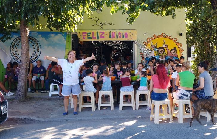 La entrega de mochilas con útiles se hizo en el Comedor Las Tejedoras por parte del nuevo proyecto Travesías de Lomas.