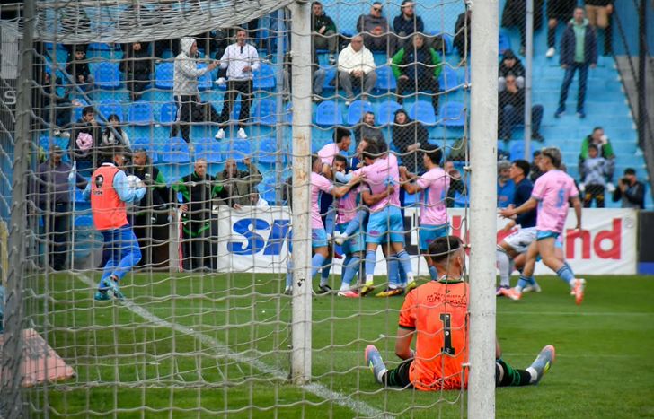 Todos abrazan a Luciano Nieto tras la apertura del marcador de Temperley ante Chicago.