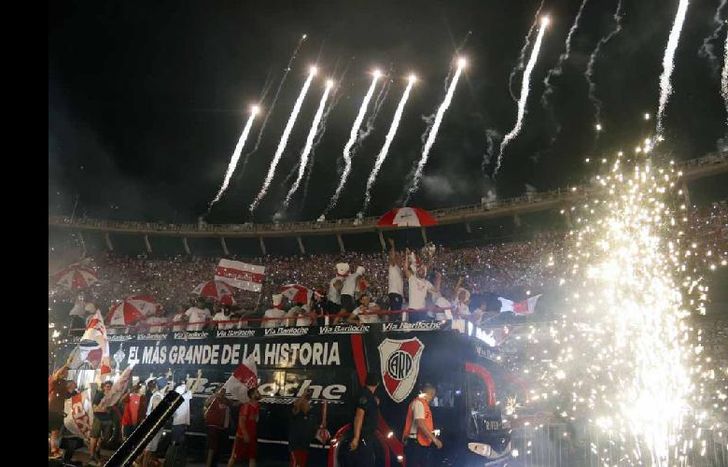 El plantel dio la vuelta olímpica arriba del micro.