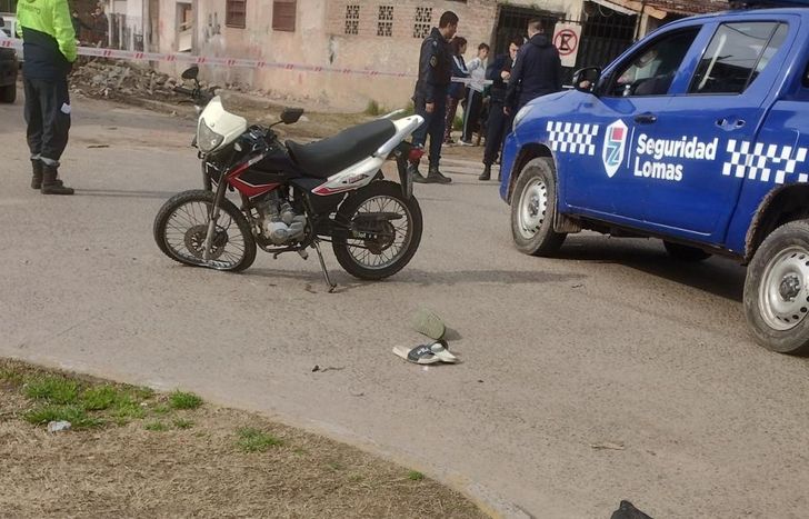 La moto en la que iba el joven fallecido.