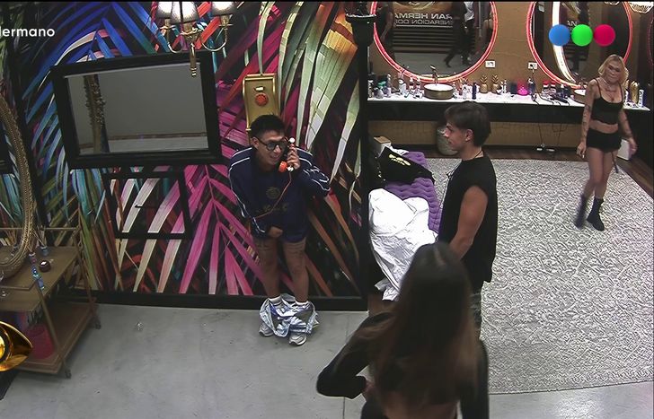 Brian Sarmiento atendió el teléfono dorado.&nbsp;