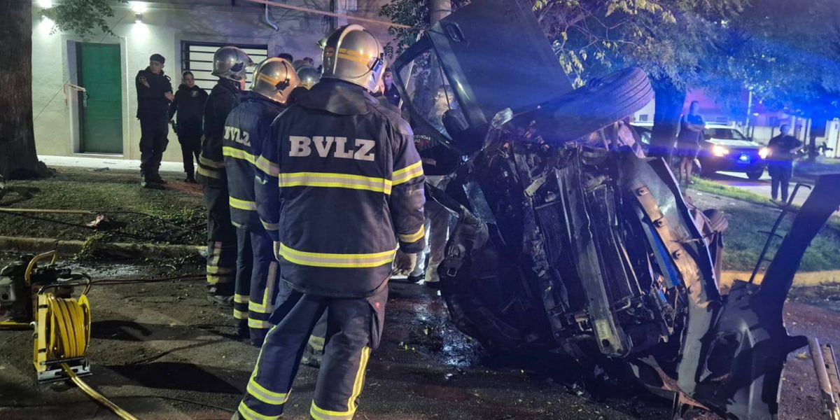 Los Bomberos Voluntarios de Lomas de Zamora trabajaron en el lugar de la tragedia.