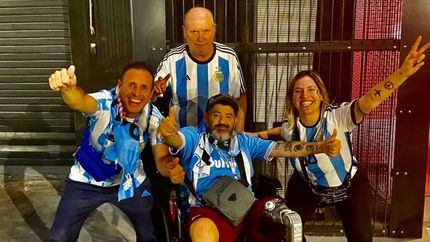 Lionel junto a hinchas argentinos. El apoyo a la Scaloneta se hace notar.