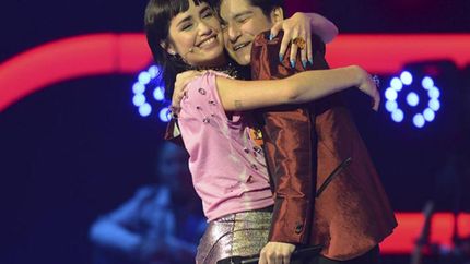 Stef recibiendo el abrazo de Lali.