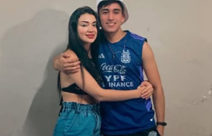 Narela Barreto junto a su hermano.