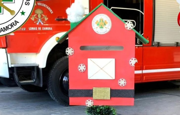 El buzón para cartel ya está instalado en el cuartel de los Bomberos de Lomas de Zamora.