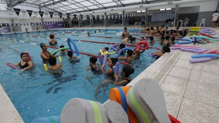 Miles de estudiantes de 4° grado tiene clases de natación gratuitas.