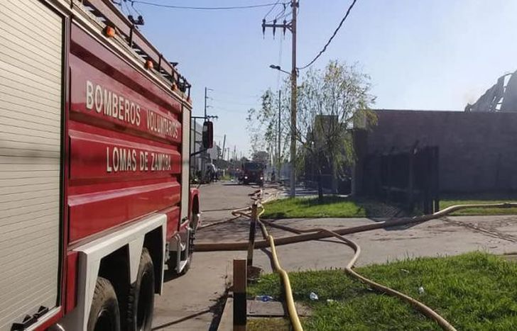 Con una dotación y cinco bomberos trabajan desde anoche.