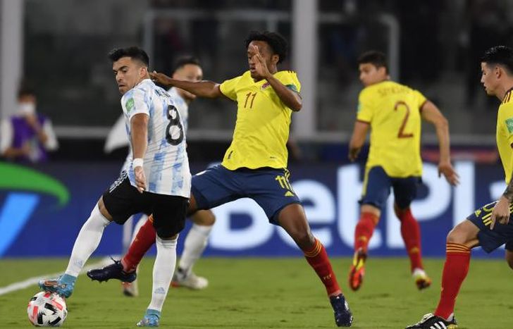 Acuña pisa el balón ante la marca de Cuadrado.