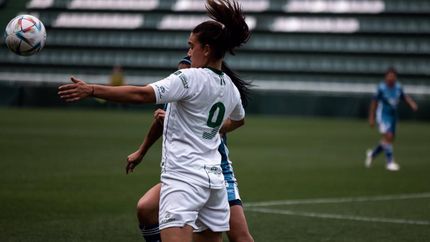 Valentina Bosio clava la mirada en el balón.