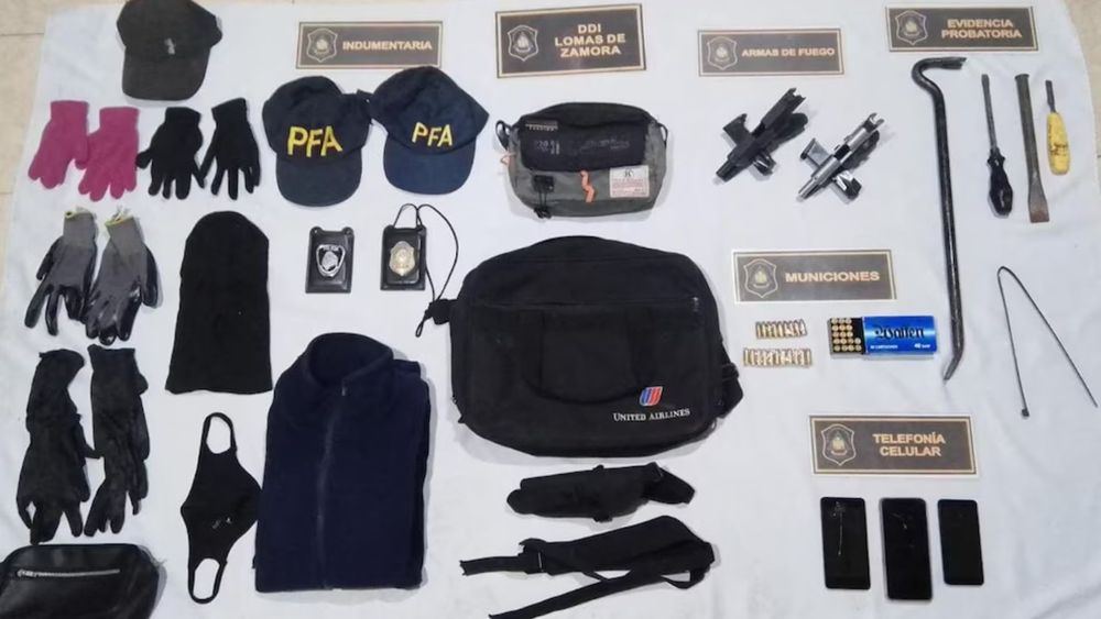 Elementos incautados a los falsos policías.