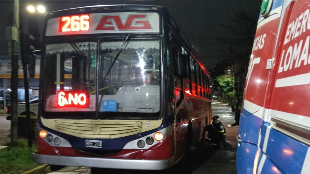 El motociclista chocó con un colectivo de la línea 266.
