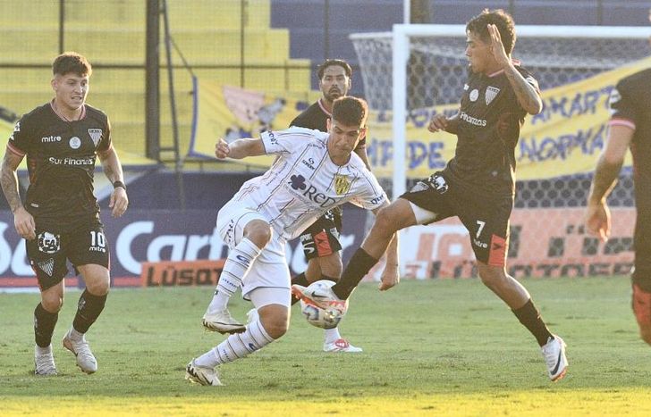 Matías Gómez se esfuerza por el balón.