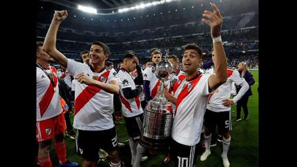 Martínez, con la Copa en sus manos, festeja el nuevo título.