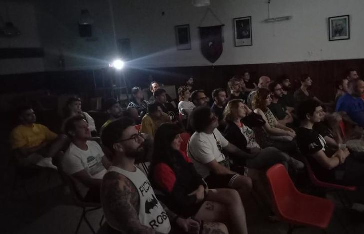 El Cine Club Turdera funciona en el salón del Rotary Club.