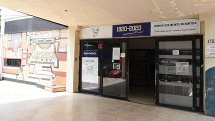 el country de banfield comenzo funcionando en la casa de un vecino