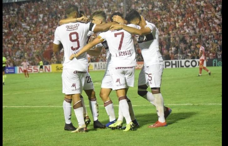 En Tucumán, Lanús logró tres unidades valiosas para seguir en ascenso.