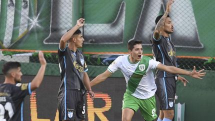 Cruz festeja el primero de sus goles al Decano.