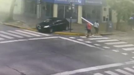 Los ladrones manejaron el auto por la vereda y de milagro no atropellaron a nadie.