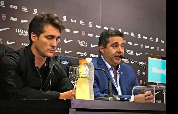 Schelotto, junto a Angelici, oficializaron la salida.