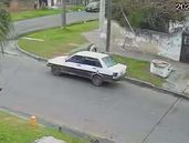 El auto quedó registrado por una cámara de seguridad.