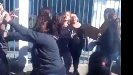 vergonzoso: un grupo de madres se agarro a las pinas en la puerta de un jardin en el jagüel