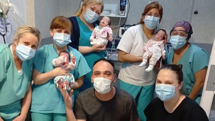 Las trigemelas de Lomas con el equipo que las asistió cuando estuvieron en Neonatología.