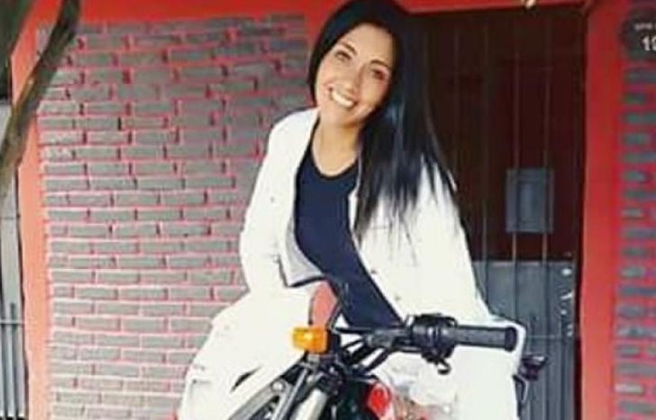 La mujer recibió un impacto de bala en la cabeza.