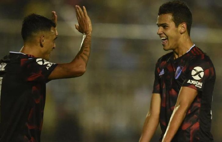 Cristian Ferreira, autor del gol, festeja con Matías Suárez, gestor de la jugada previa.