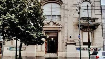 la historia familiar detras de la biblioteca popular antonio mentruyt, un simbolo de epoca en lomas