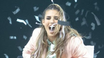 Con muchos proyectos.