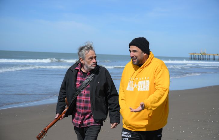 Los Tulipanes presentan Cada loco con su tema junto al Perro Serrano.