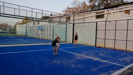 Pueden jugar singles o dobles de forma gratuita. Pueden jugar singles o dobles de forma gratuita.